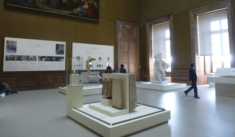 Sala de las Siete Chimeneas en el Museo del Louvre, en París, que acoge hasta el próximo junio una exhibición sobre la recién restaurada Victoria de Samotracia.