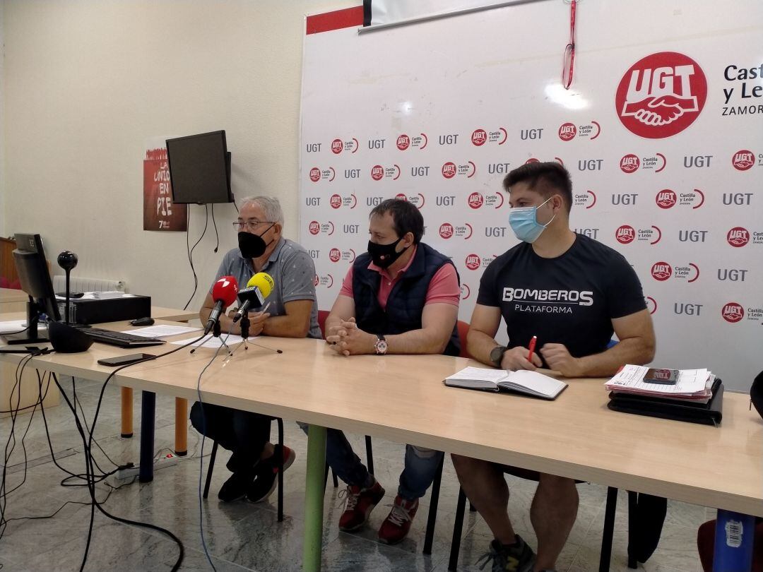 Jerónimo Cantuche y Raul Castaño de UGT y José Ignacio García, bombero del consorcio provincial