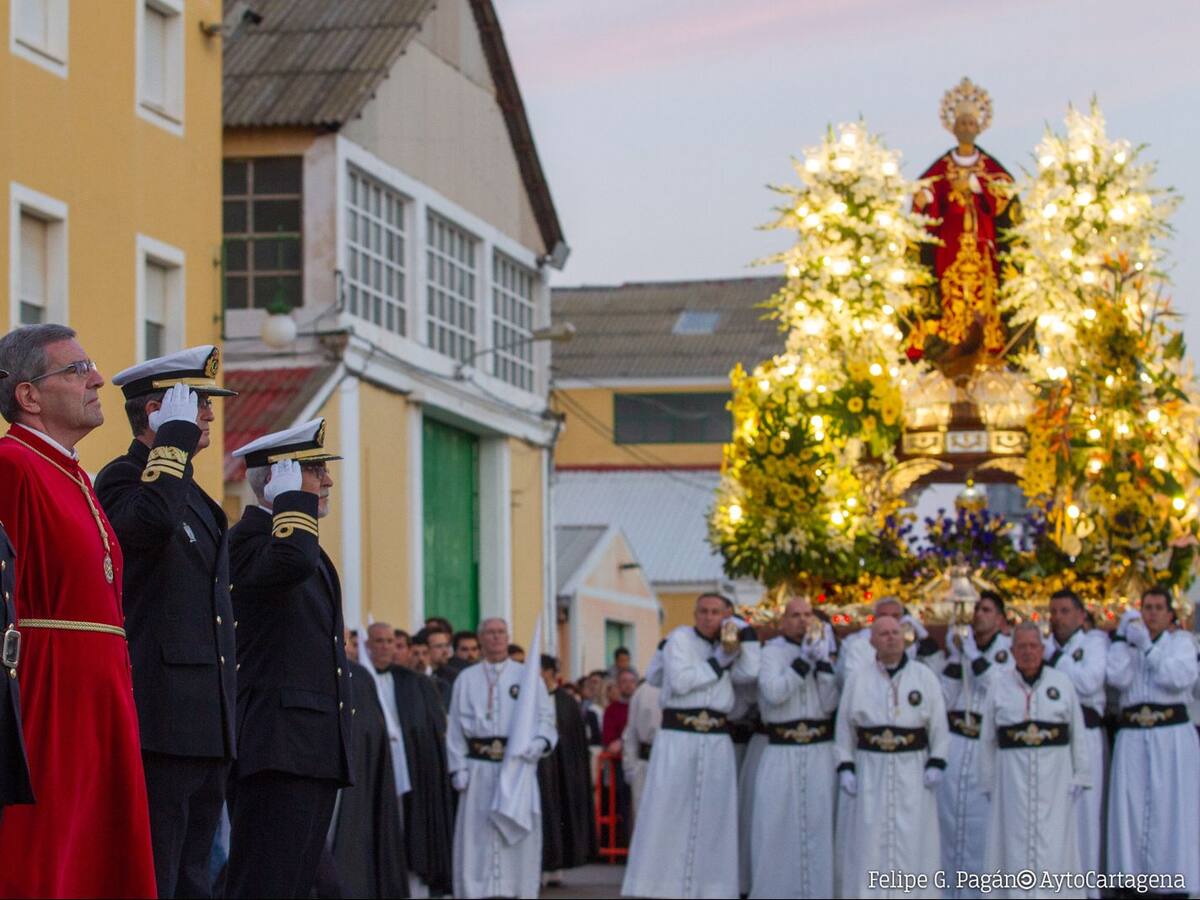 Martes Santo en Cartagena, radiante de luz y repique militar