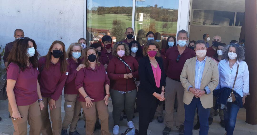 Teresa Ribera ministra de Transición Ecológica y Emiliano García Page presidente de Castilla La Mancha junto a buena parte de los trabajadores del Parque Nacional y del centro de visitantes en Horcajo de los Montes