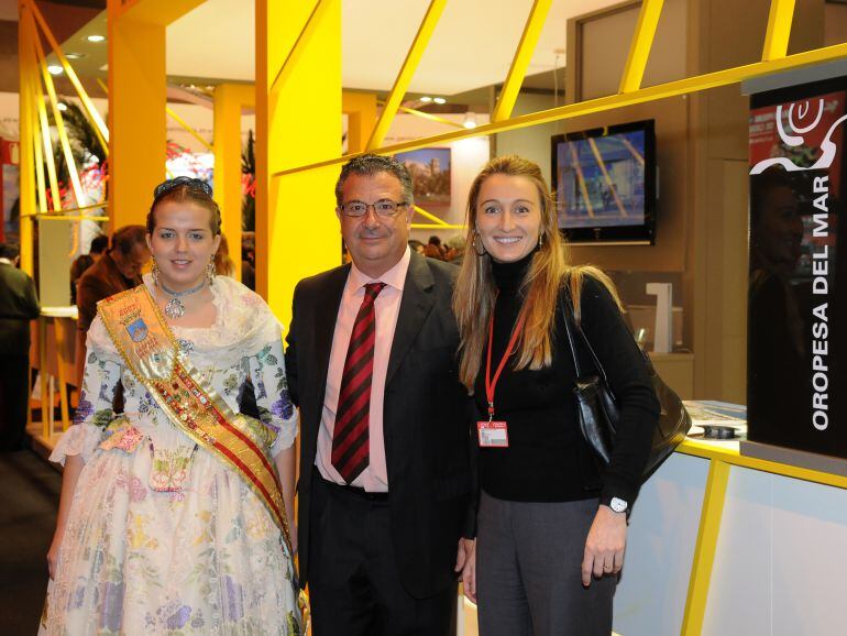 El alcalde de Oropesa del PP, Rafael Albert, con Andrea Fabra