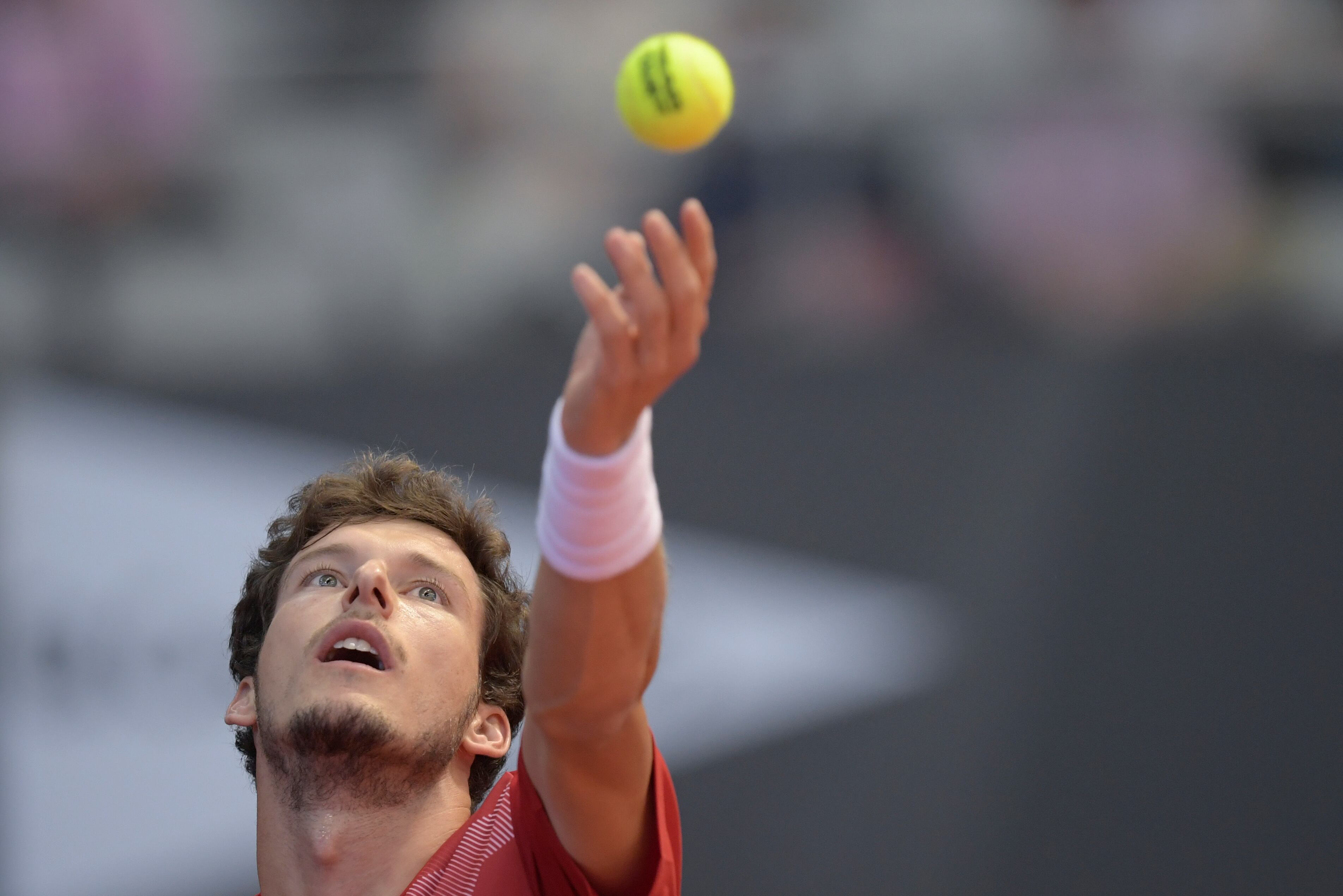 GIJON, 14/10/2022.- El español Pablo Carreño realiza un saque. EFE/ Eloy Alonso