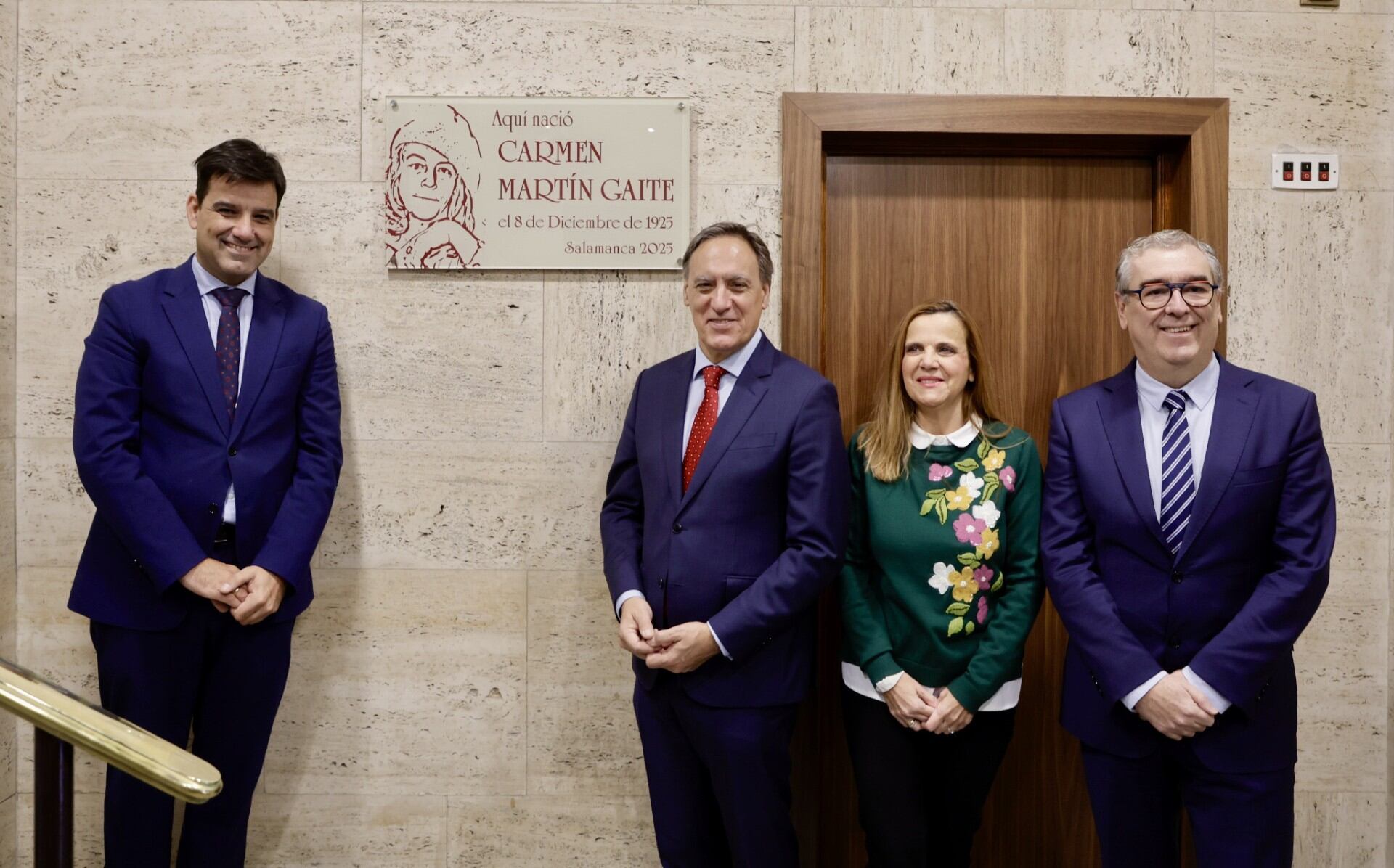 El director territorial de Unicaja en Castilla y León, Manuel Rubio; el alcalde de Salamanca, Carlos García Carbayo; la catedrática de la Universidad de Salamanca (USAL) y coordinadora del blog sobre Carmen Martín Gaite, Esther del Brío y el secretario general de la USAL, Alfredo Ávila de la Torre.