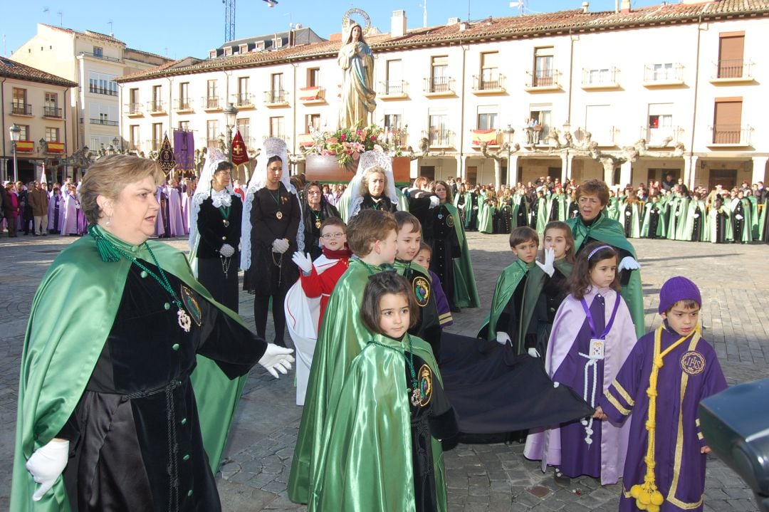 Imagen de archivo de la procesión del Rompimiento del Velo en la Plaza Mayor de Palencia