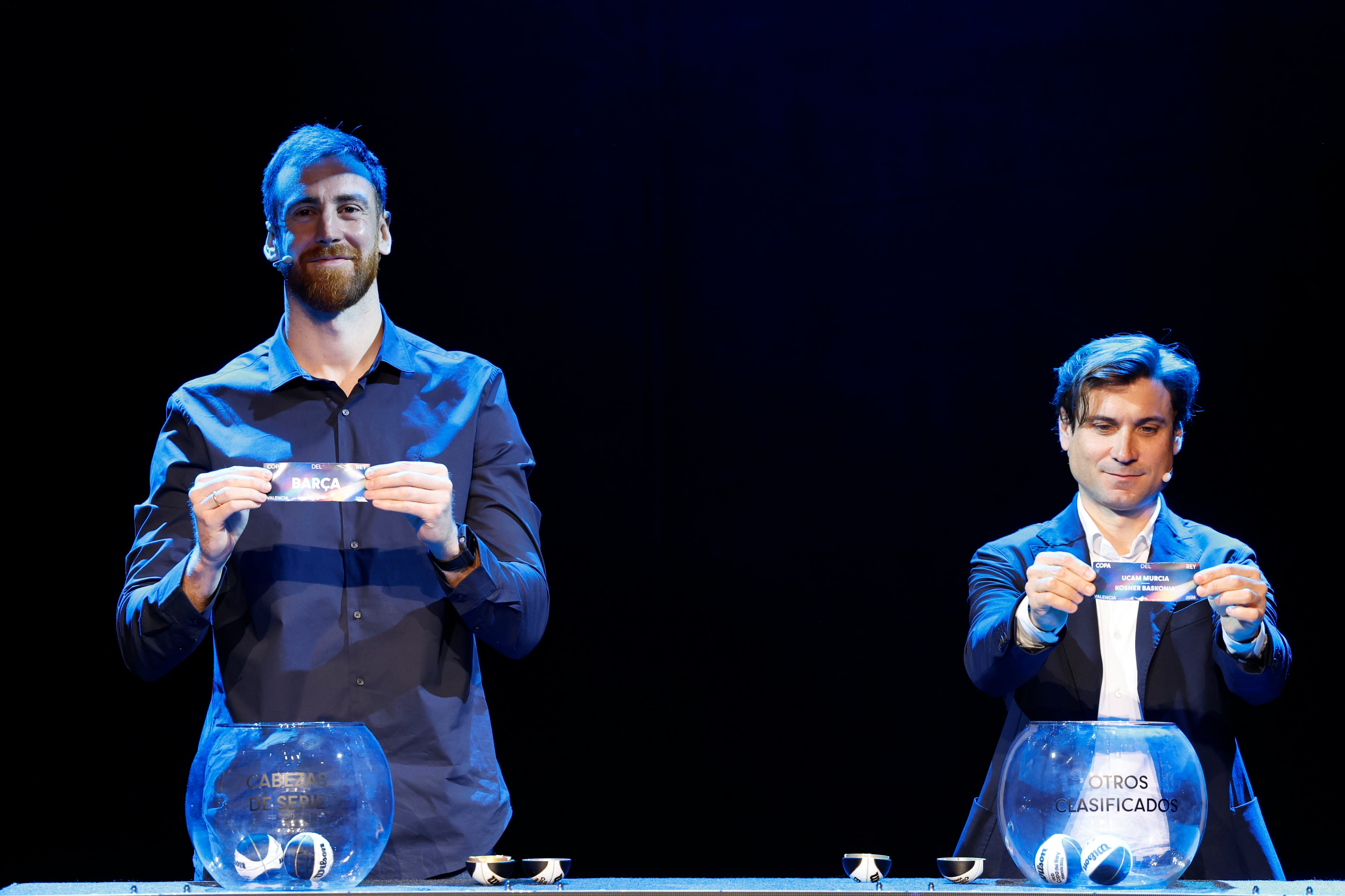 El exjugador de baloncesto Víctor Claver y el extenista profesional David Ferrer muestran las tarjetas del Barcelona y de la UCAM Murcia - Kosner Baskonia