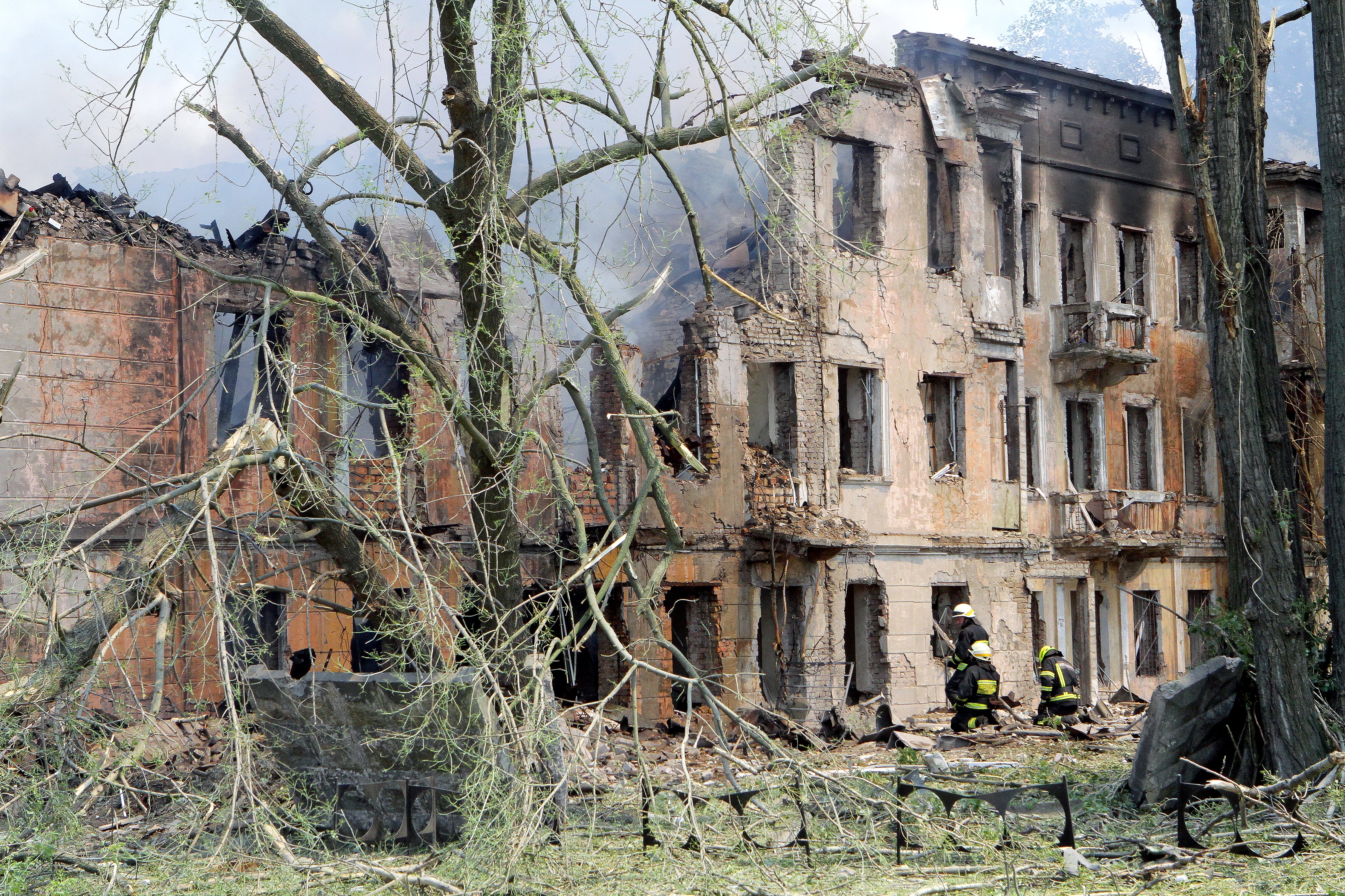 El edifico de la ciudad de Dnipró que albergaba un hospital tras ser bombardeado por el ejército ruso el viernes