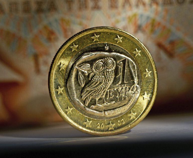 ESD01 POTSDAM (ALEMANIA), 17/02/2015.- Imagen de una moneda de un euro griego junto con un billete de 100 dracmas en Potsdam, Alemania hoy 17 de febrero de 2015. El consejo de gobierno del Banco Central Europeo (BCE) discute mañana sobre la provisión urge