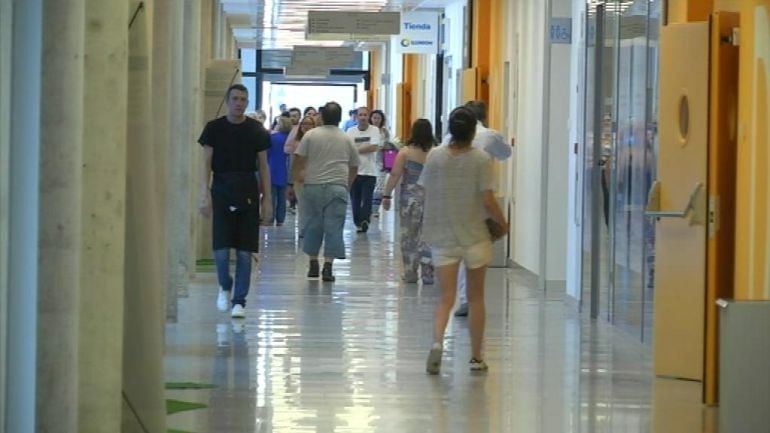 Gente en los pasillos del Hospital Álvaro Cunqueiro.