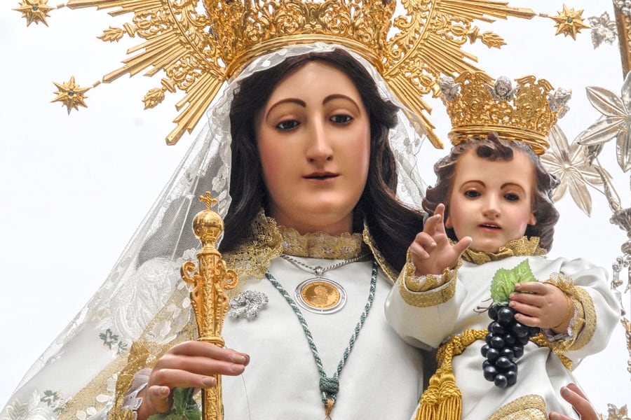 La Virgen de las Viñas, patrona de Tomelloso, con la medalla de alcaldesa perpetua de la localidad