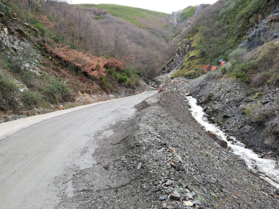 Aspecto de la carretera en la zona de desprendimientos