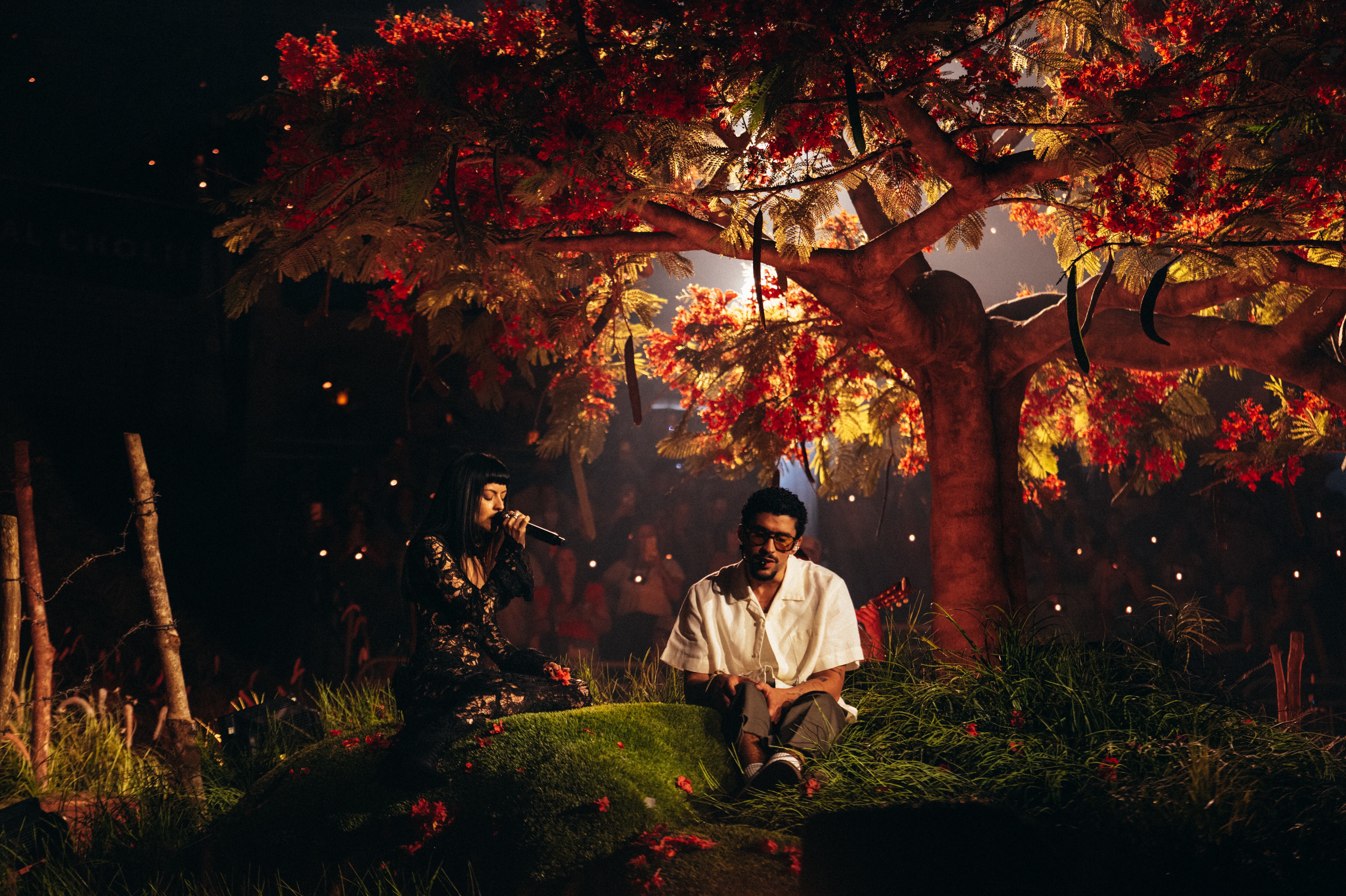 Bad Bunny junto a la cantante María Zardoya en uno de sus conciertos en Puerto Rico.