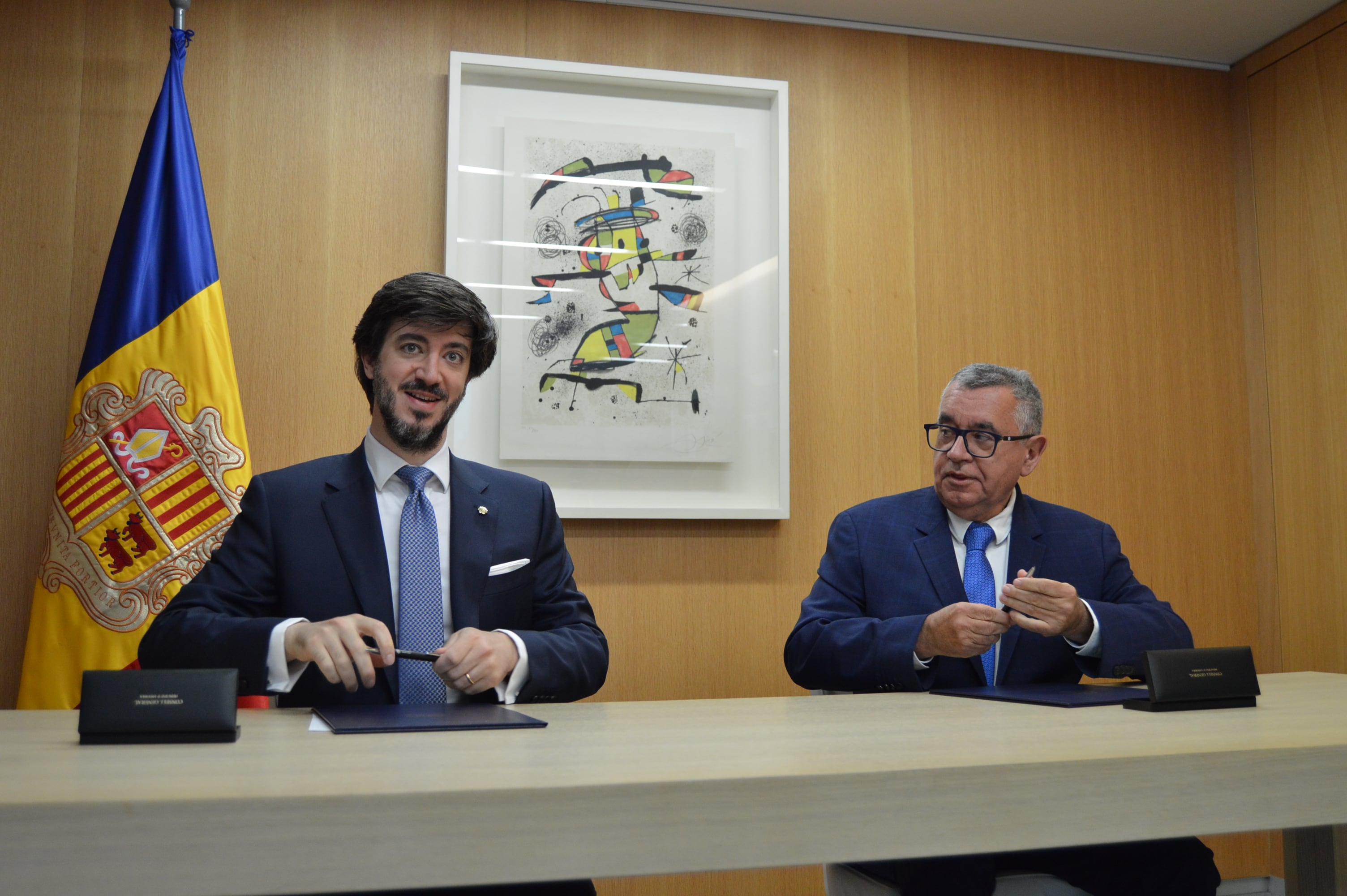 El síndic general, Carles Ensenyat, i el director general de FEDA, Albert Moles, durant l&#039;acte de signatura del conveni