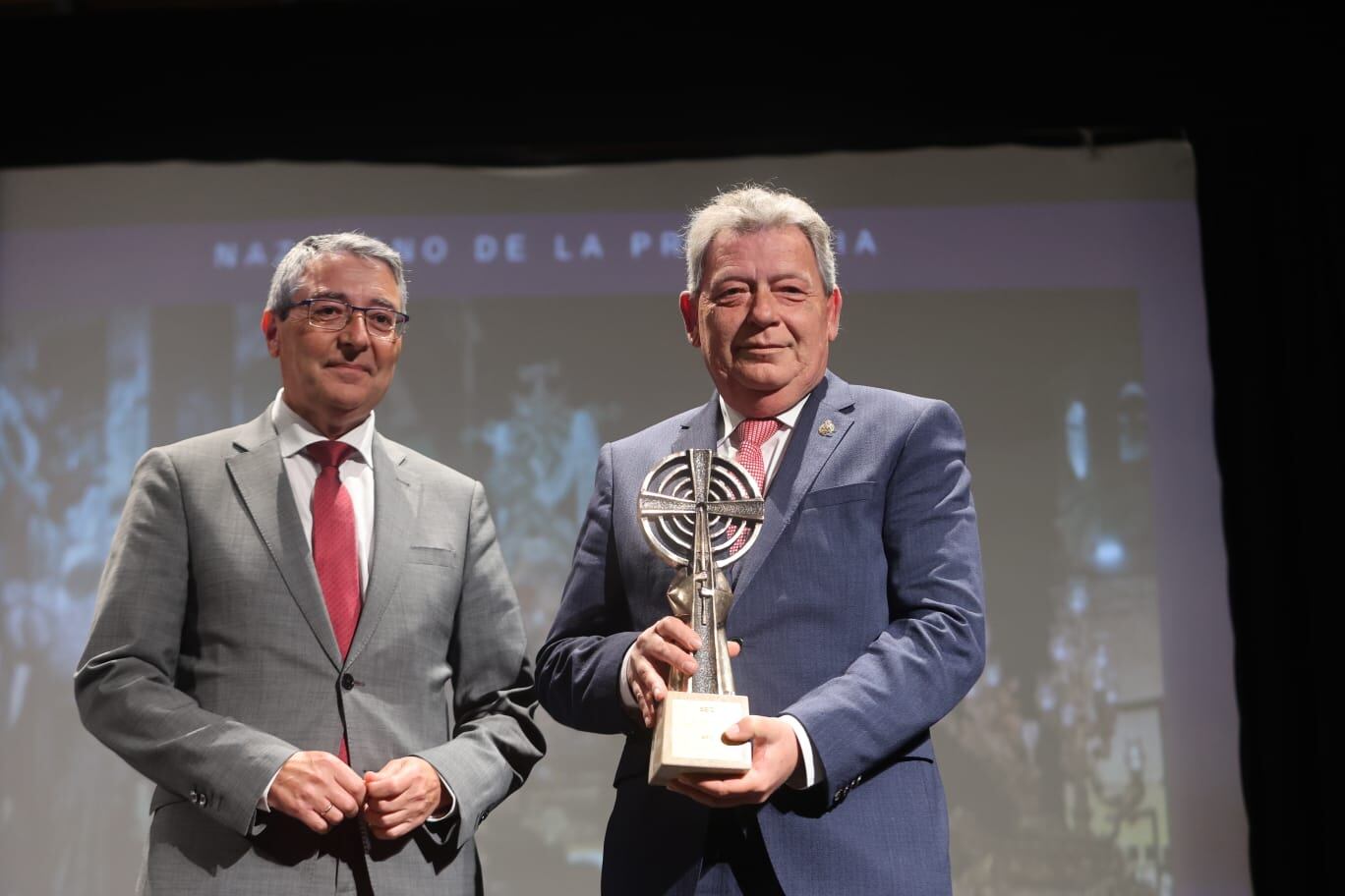 Salado ha entregado el Nazareno del Año de la Provincia al presidente de la Agrupación de Cofradía de Vélez-Málaga