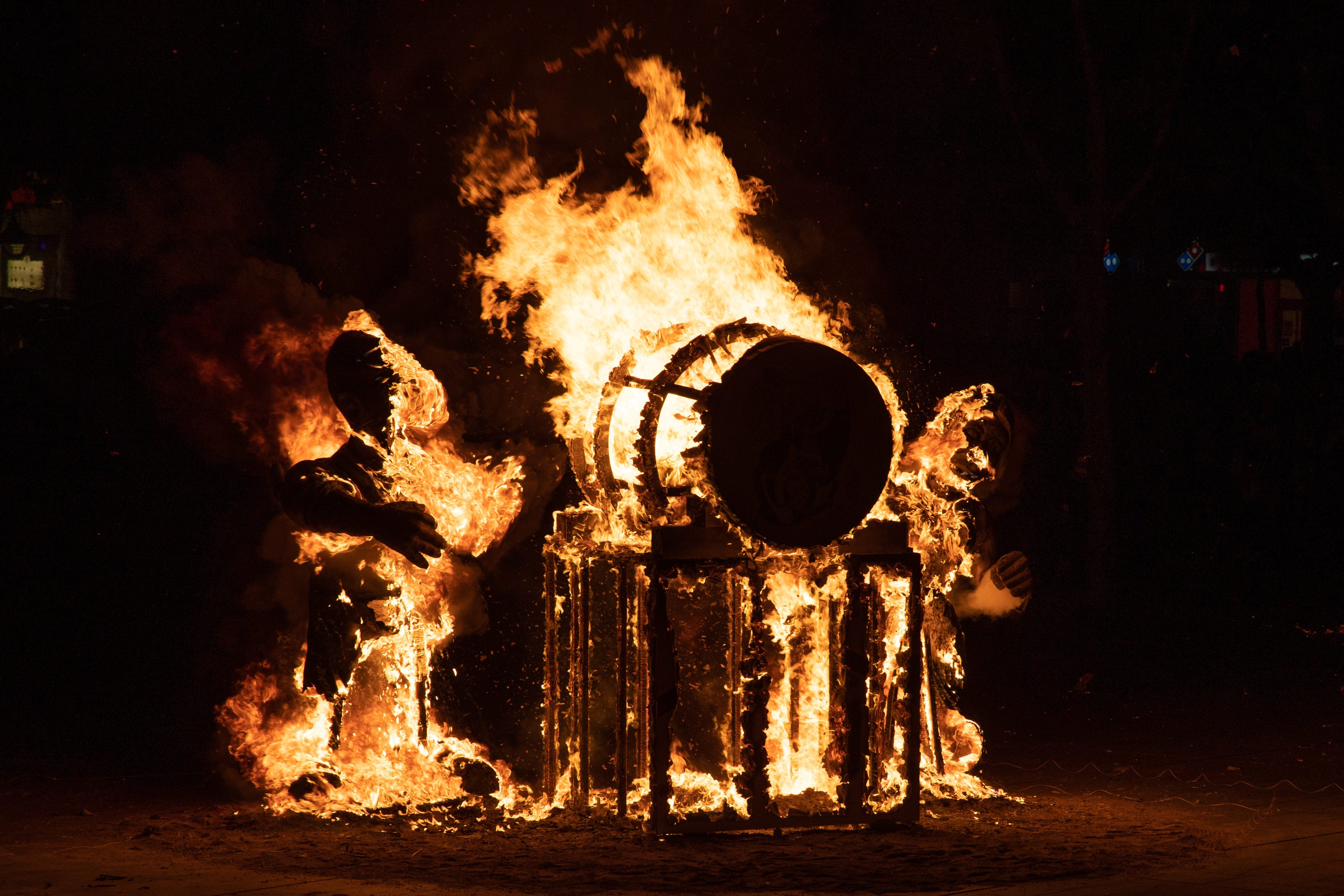 LOGROÑO (La Rioja) 22/09/2023.- Miles de personas junto a otros miles de integrantes de las peñas de Logroño han despedido en la noche del viernes las fiestas de San Mateo de 2023. EFE/ Raquel Manzanares
