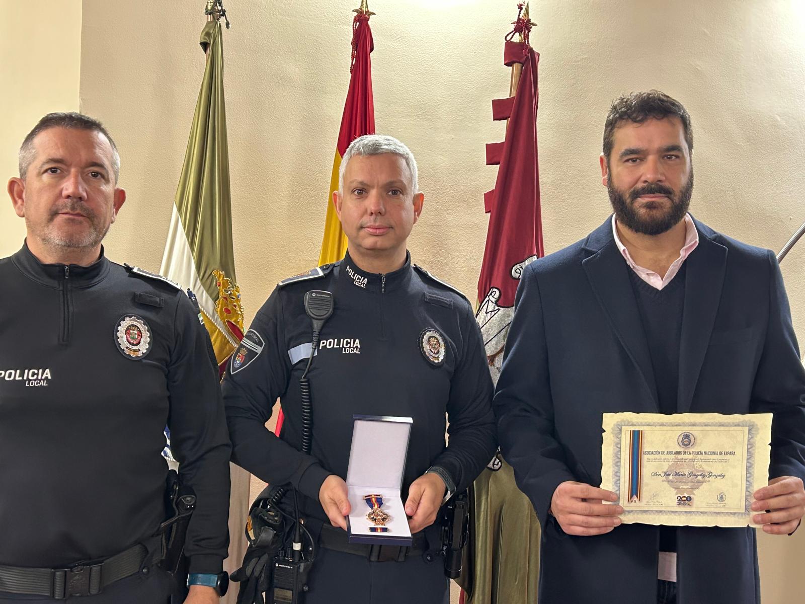 José María González, junto con David Dóniga (concejal de Interior) y José Antonio Díaz (sub-inspector de la Policía Local de Plasencia)