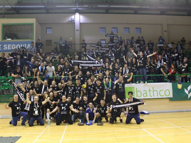 Los jguadores cántabros celebran el pase a la final junto a sus aficionados