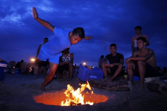 GRA409. VALENCIA, 23/06/2015.- Un joven salta por encima de una hoguera en la playa de la Malvarrosa, en Valencia, durante la celebración de la noche de San Juan, en el día en el que la Comisión de Cultura del Congreso ha aprobado una Proposición no de Ley para que las Hogueras de San Juan sean declaradas como "manifestación representativa del Patrimonio Cultural Inmaterial". EFE/Kai Försterling