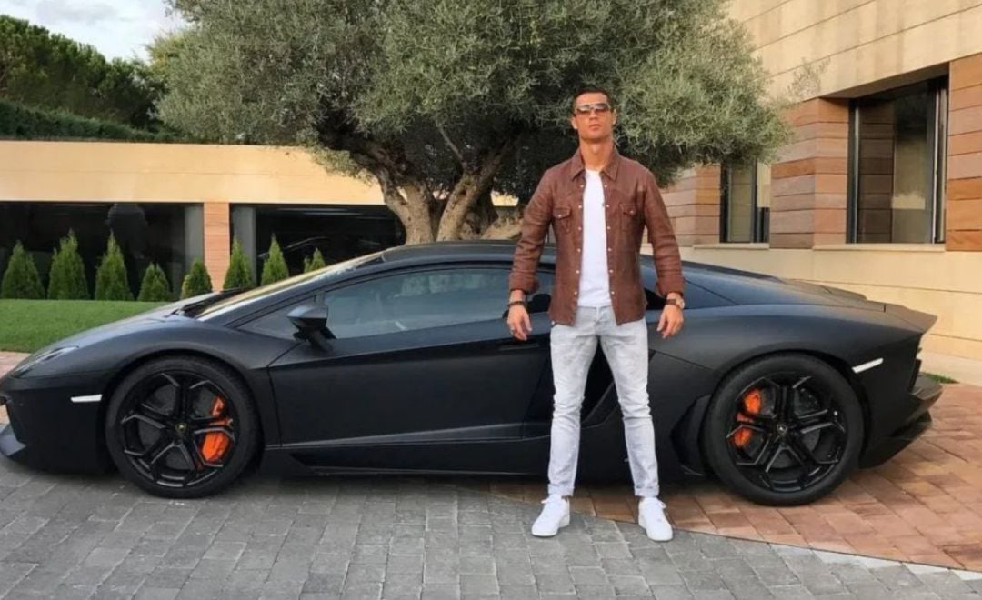 Cristiano Ronaldo, posando con uno de sus coches