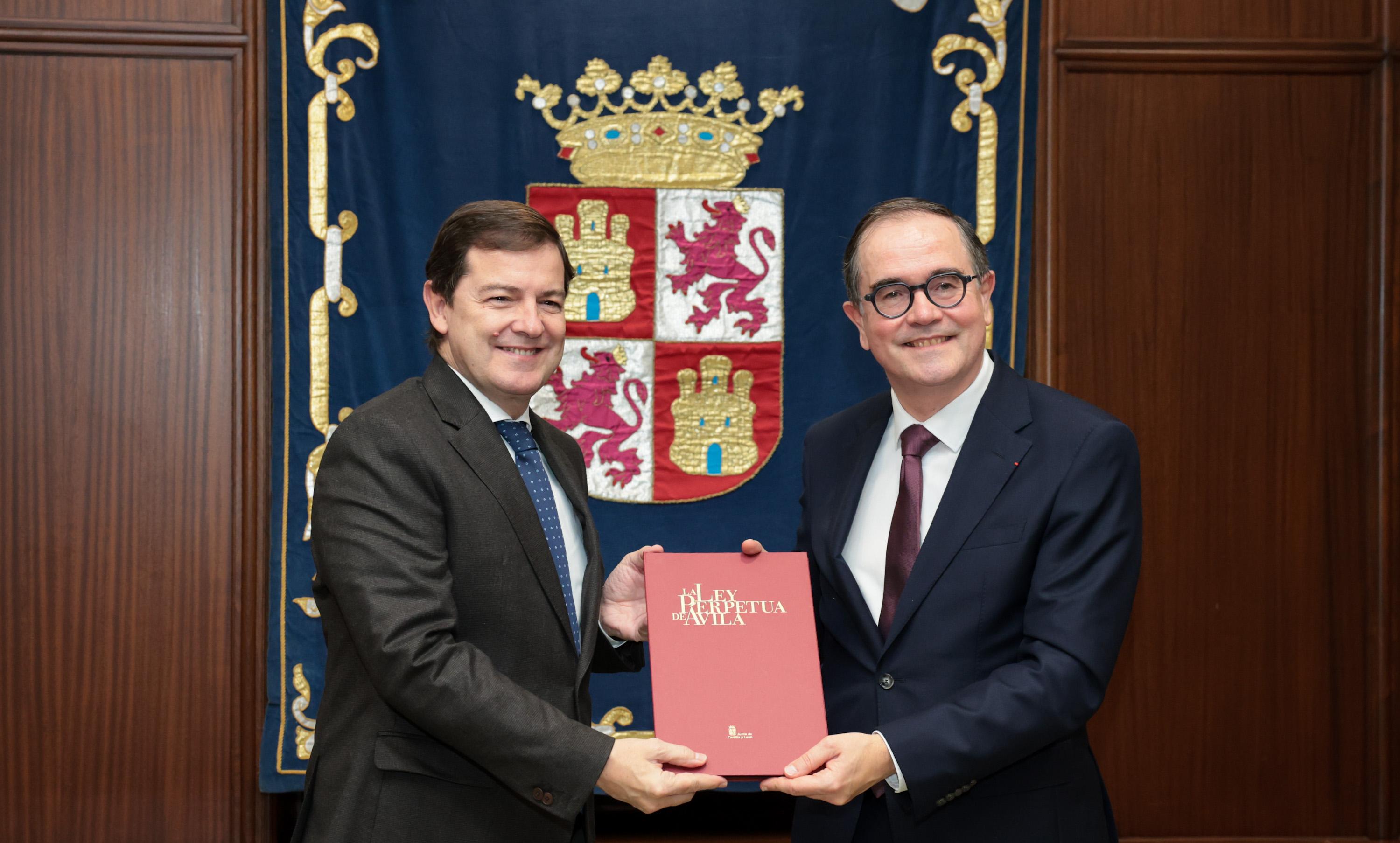 El presidente de la Junta de Castilla y León, Alfonso Fernández Mañueco, se ha reunido con el CEO de Renault Group, François Provost