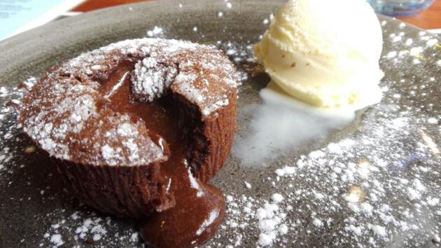 Suflé de chocolate con helado de vainilla