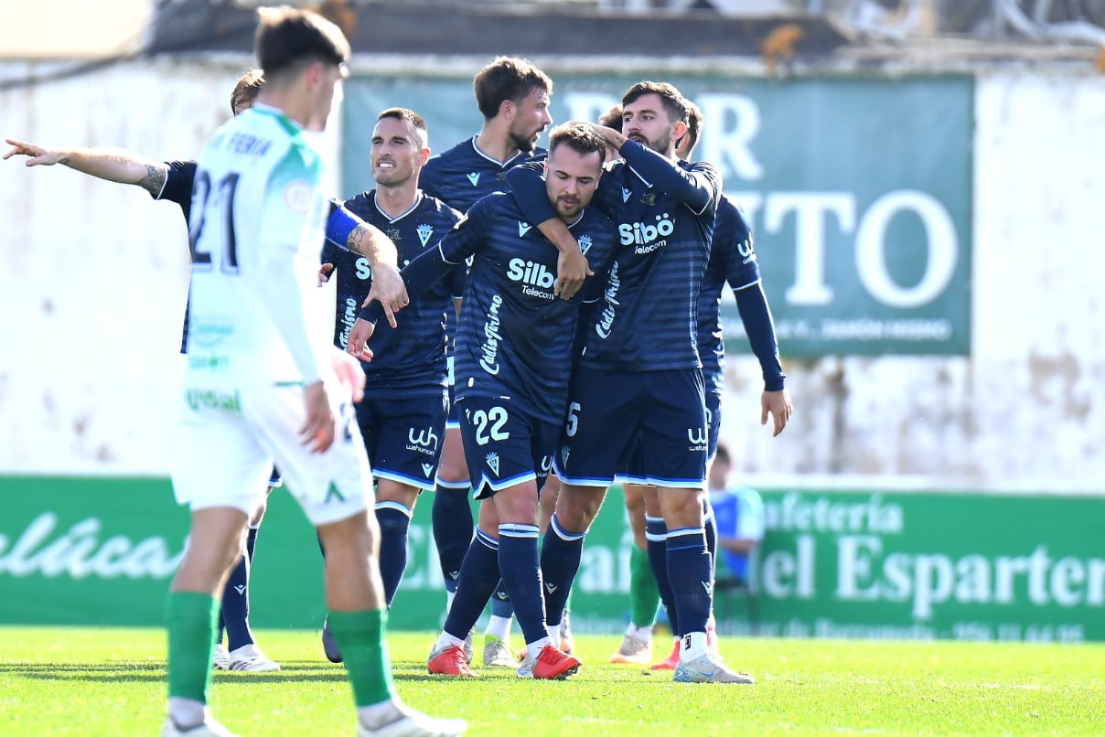 Javier Ontiveros hace un golazo en el amistoso ante el Atlético Sanluqueño