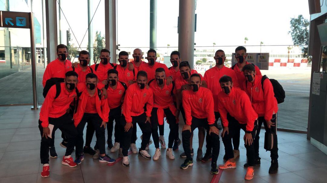 Plantilla del equipo balear en el aeropuerto.