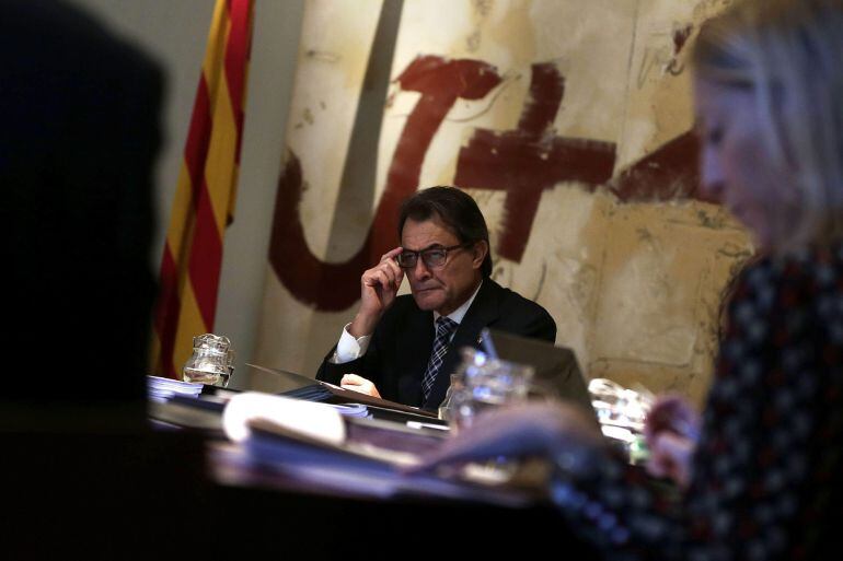 GRA029. BARCELONA, 18/11/2014.- El presidente de la Generalitat, Artur Mas, durante la reunión del gobierno catalán celebrada esta mañana, mientras las fiscalías del Estado y Superior de Cataluña dirimen sus diferencias sobre la presentación de una posibl