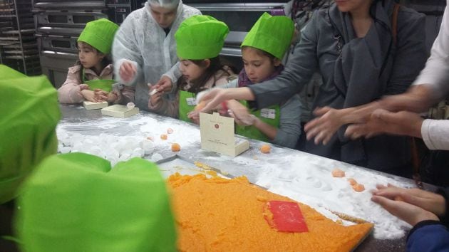 Los niños aprenden el proceso en talleres que organizan en la fábrica de yemas