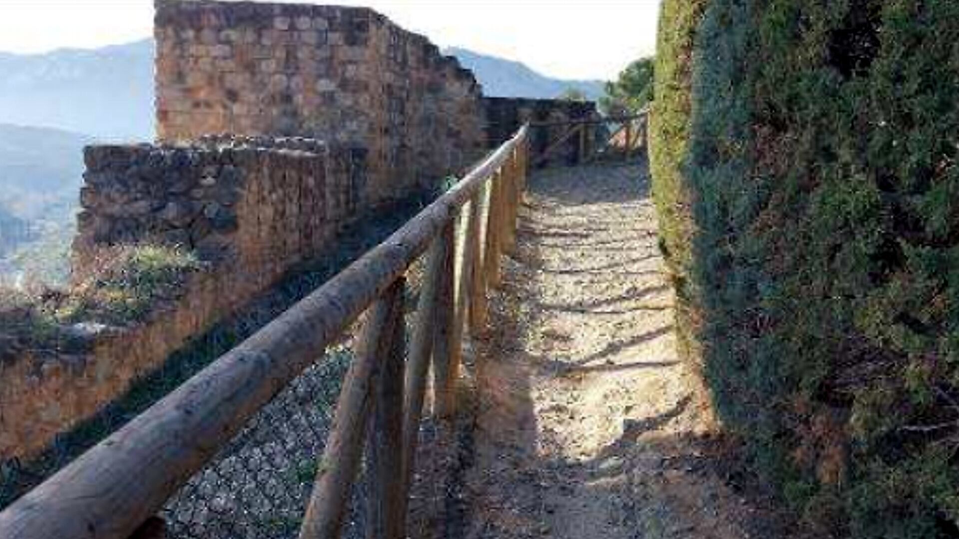 Estado en el que se encuentra uno de los viales de La Alcazaba de Antequera donde está previsto actuar