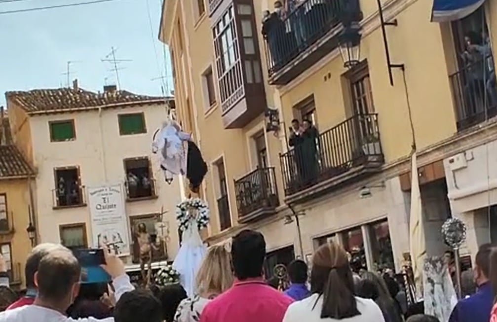 La niña de la Bajada del Ángel, Ana Maté, quita el velo a la Virgen