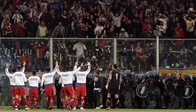 La afición serbia saluda a sus jugadores poco antes de forzar la suspensión del partido frente a Italia en Genova