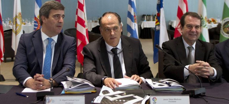 El presidente de la Liga de Fútbol Profesional, Javier Tebas; el presidente del Consejo Superior de Deportes, Miguel Cardenal, y el alcalde de Vigo, Abel Caballero, durante la Asamblea general extraordinaria de la LFP.