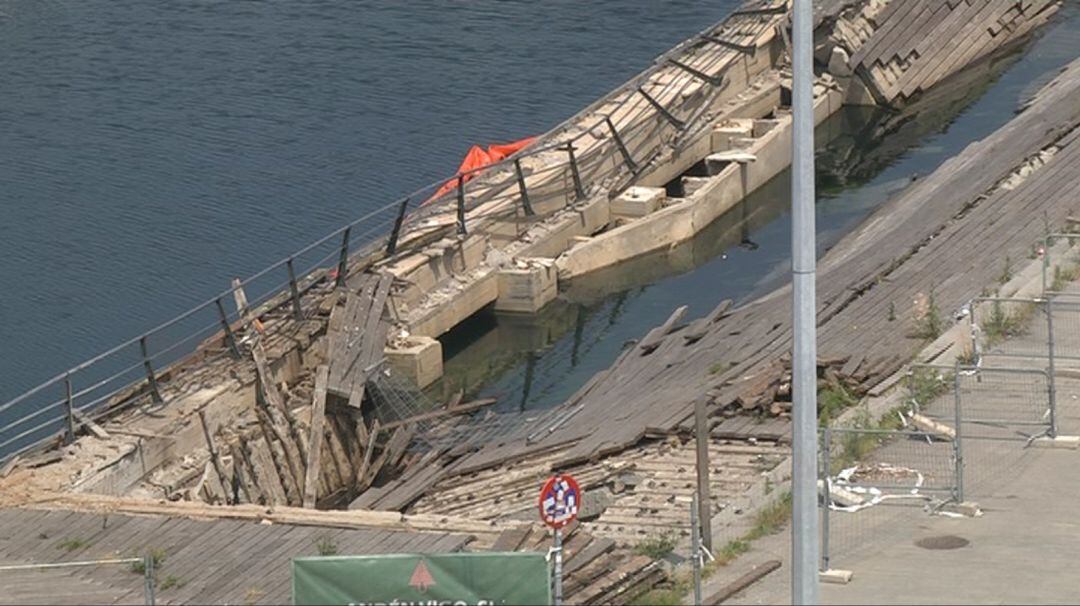 Zona del muelle de As Avenidas del Puerto de Vigo desplomada desde hace casi un año durante la celebración de O Marisquiño.