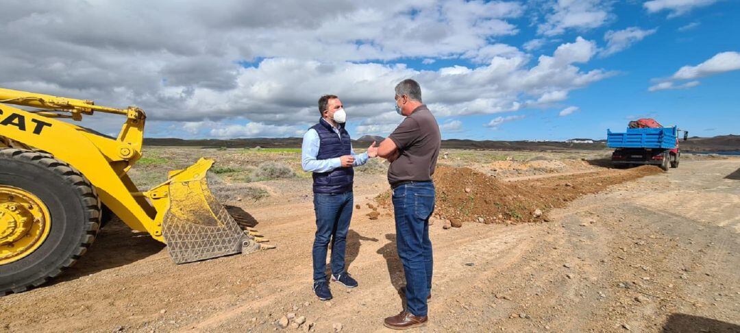 Jacobo Medina, consejero de Obras Públicas del Cabildo de Lanzarote, y Eugenio Robayna, concejal de Vías y Obras de Teguise, en el camino de &quot;Los Ancones&quot;.