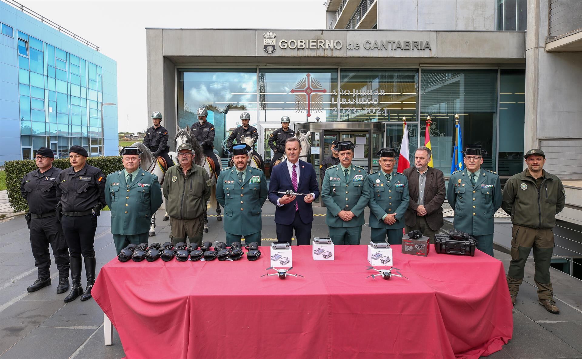 El Consejero de Medio Ambiente, Guillermo Blanco, entrega a la Guardia Civil material para actuaciones medioambientales. GOBIERNO DE CANTABRIA