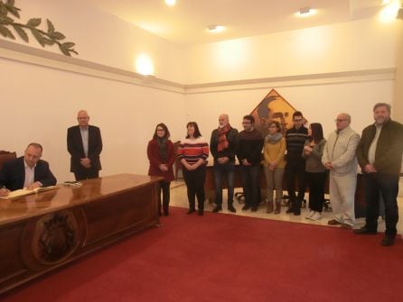 El vicepresidente segundo del Consell, Ruben Martínez Dalmau firmando en el libro de honor del Ayuntamiento de Dénia.