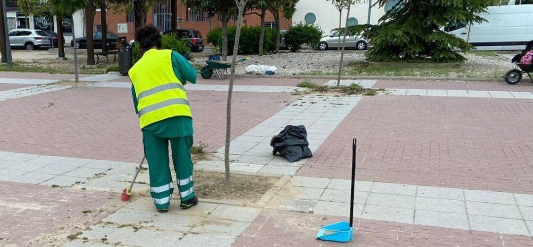 El Ayuntamiento de Alcobendas comienza la campaña de eliminación de malas hierbas