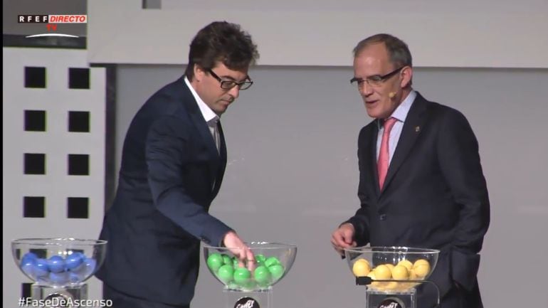 Javier Rodriguez, presidente del Palencia Balompié, sacando hoy una bola en el sorteo de Las Rozas (retransmisión de RFEF TV)