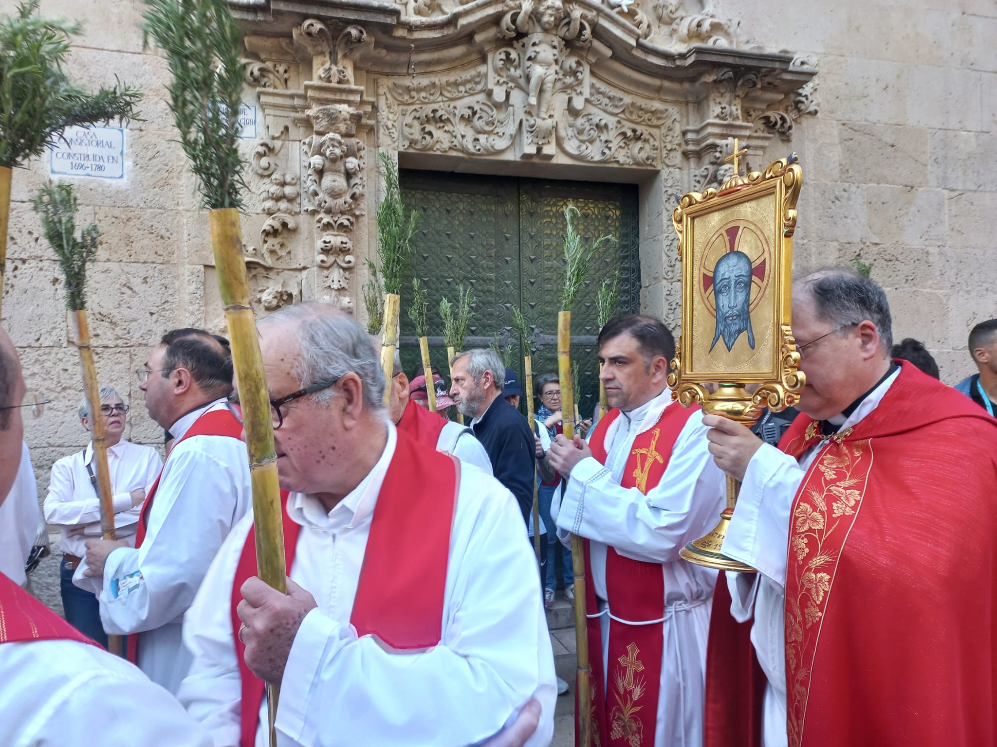 Salida desde la concatedral de San Nicolás de la reliquia de la Santa Faz 2025