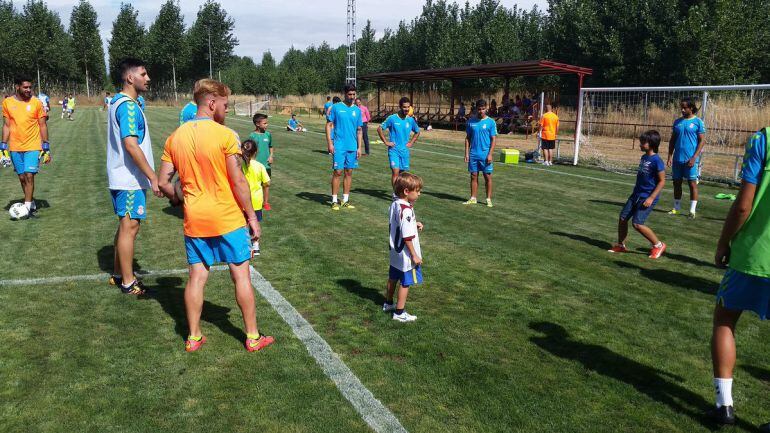 Los niños de Valencia de Don Juan fueron los invitados al entrenamiento de la Cultural