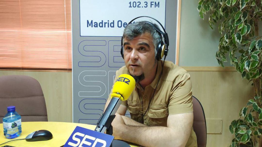 Gabriel Ortega, líder de Más Madrid Ganar Móstoles, en los estudios de Ser Madrid Oeste (foto de archivo)