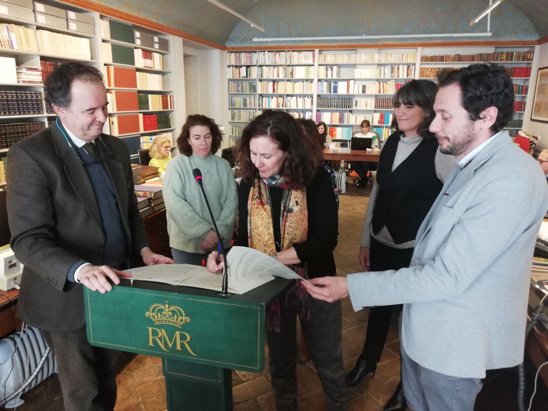 Ignacio Herrera, director de la Real Maestranza de Caballería de Ronda, y Marcos Naz, coordinador del Departamento de Investigación, Desarrollo e Innovación (IDI) del IES Martín Rivero, junto a las profesoras Asunción Jiménez, Carmen Aguilar, María del Mar Rodríguez y Mercedes Ávila