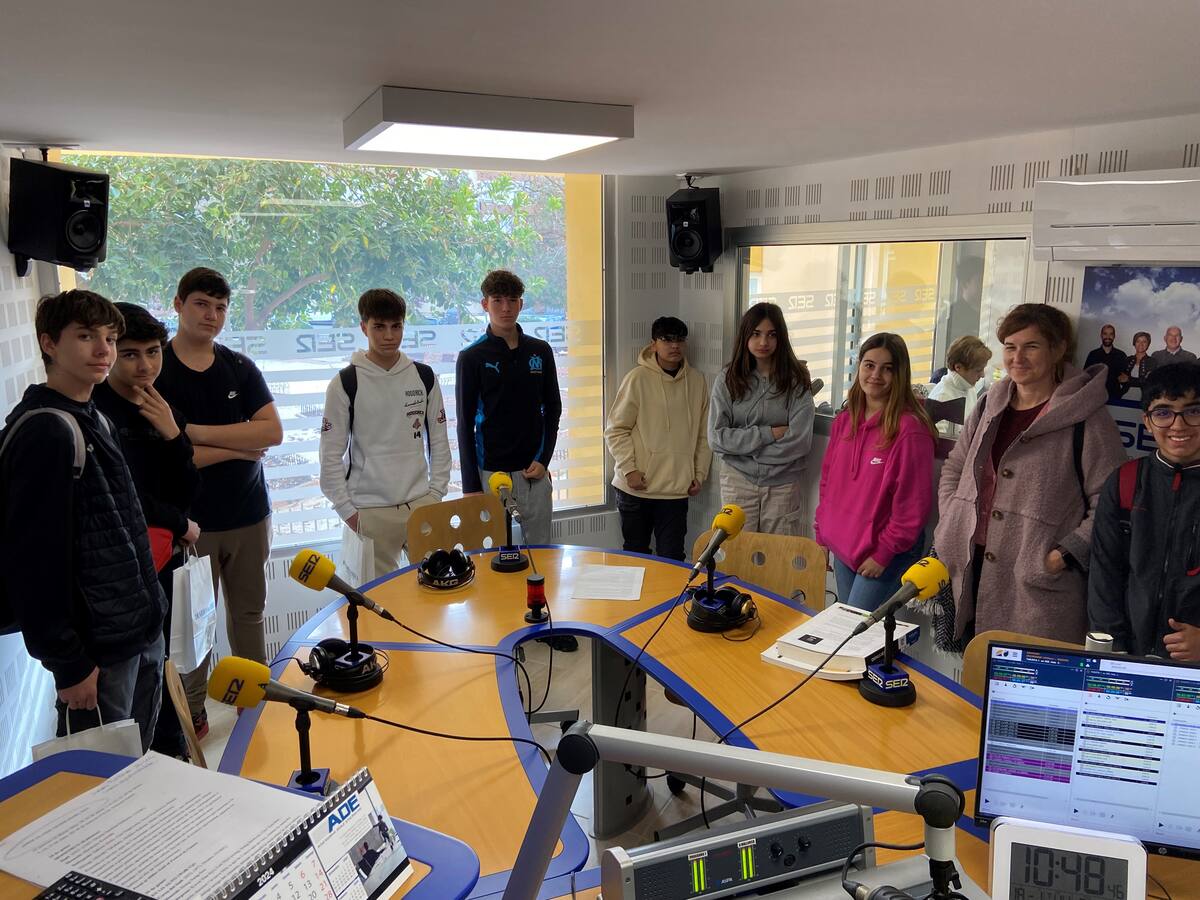 Alumnos del taller de periodismo radiofónico del IES Sa Serra visitan la SER