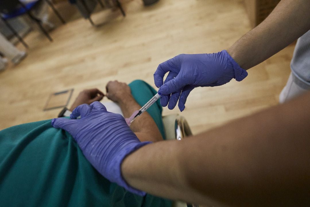 Una enfermera vacuna a un sanitario, en una imagen de archivo