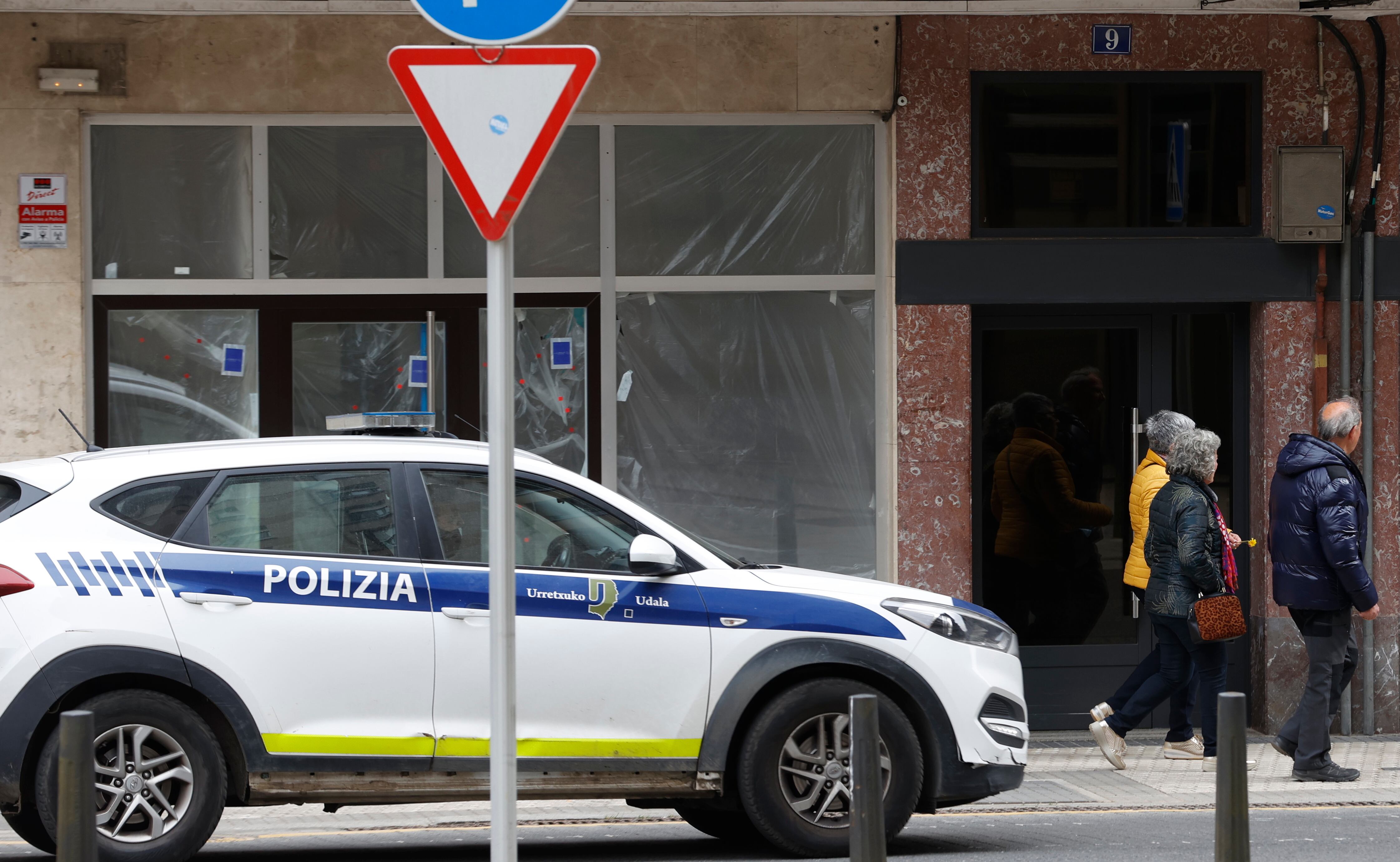 Vista del inmueble donde al menos una persona ha sido detenida este lunes en el marco de una operación policial contra el yihadismo en la localidad guipuzcoana de Urretxu. Agentes de este cuerpo policial han establecido un dispositivo en la calle Ipeñarrieta de Urretxu, donde han inspeccionado un piso del portal número 9.