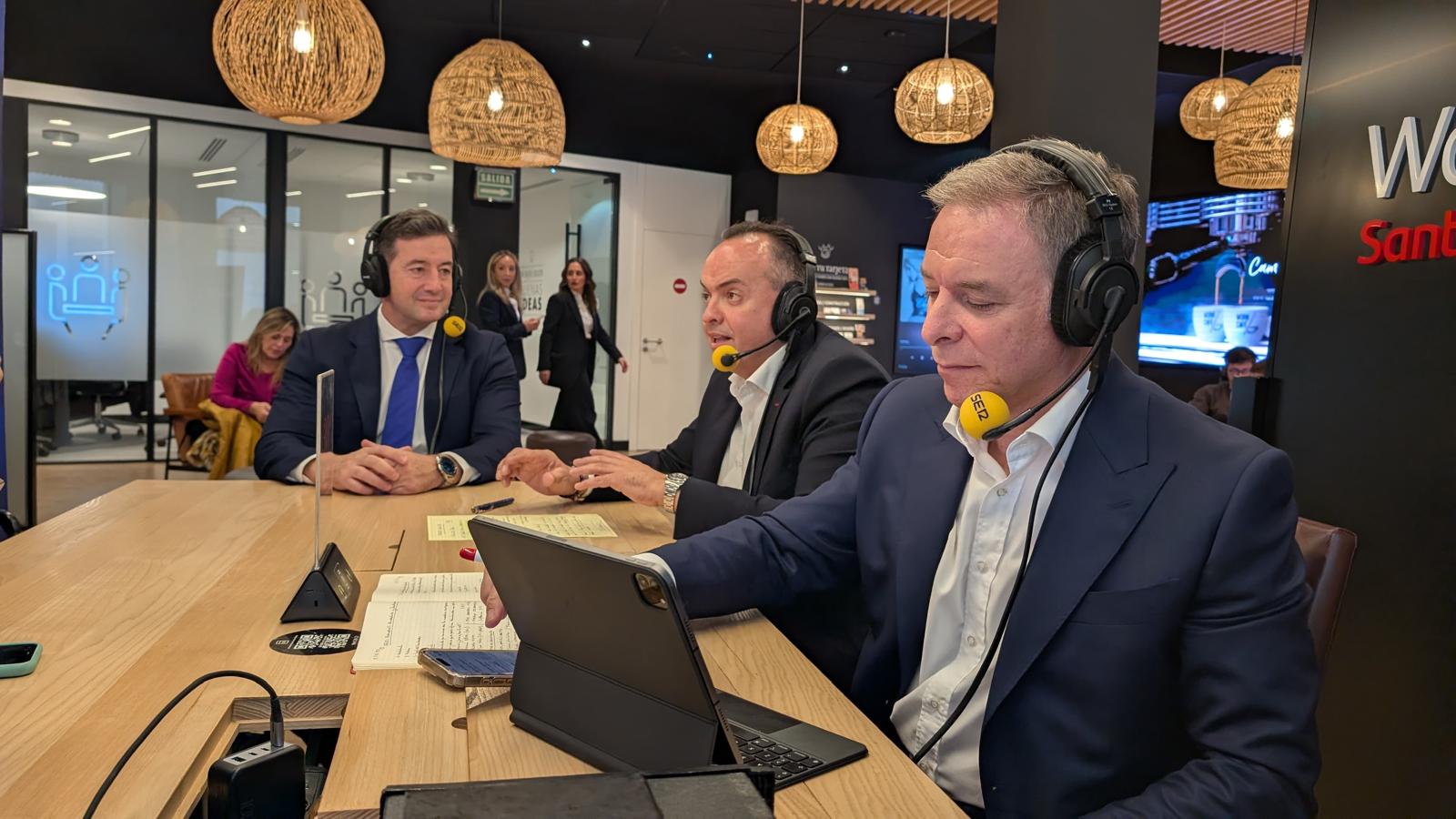 De izquierda a derecha Carlos Díez de la Lastra, CEO de Les Roches Global, Francisco Ríos Pedreira, director del Santander WorkCafé en Málaga y  Manuel de la Cruz, Director Territorial de Andalucía de Banco Santander