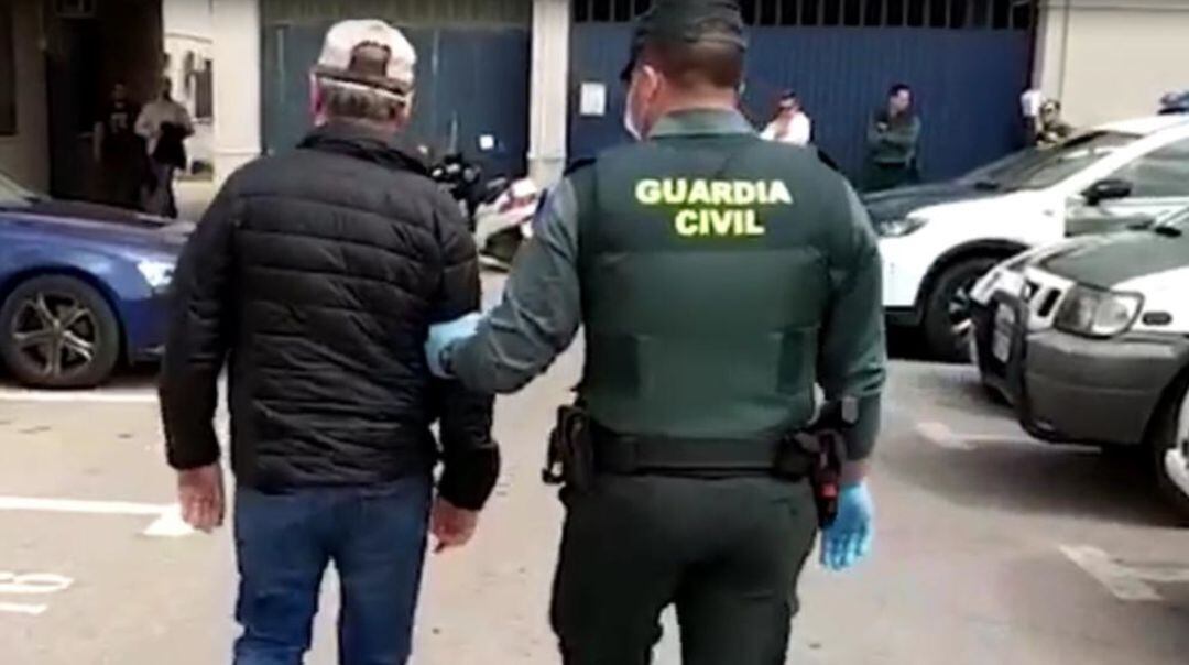 Momento de la detención del hombre en Torrevieja