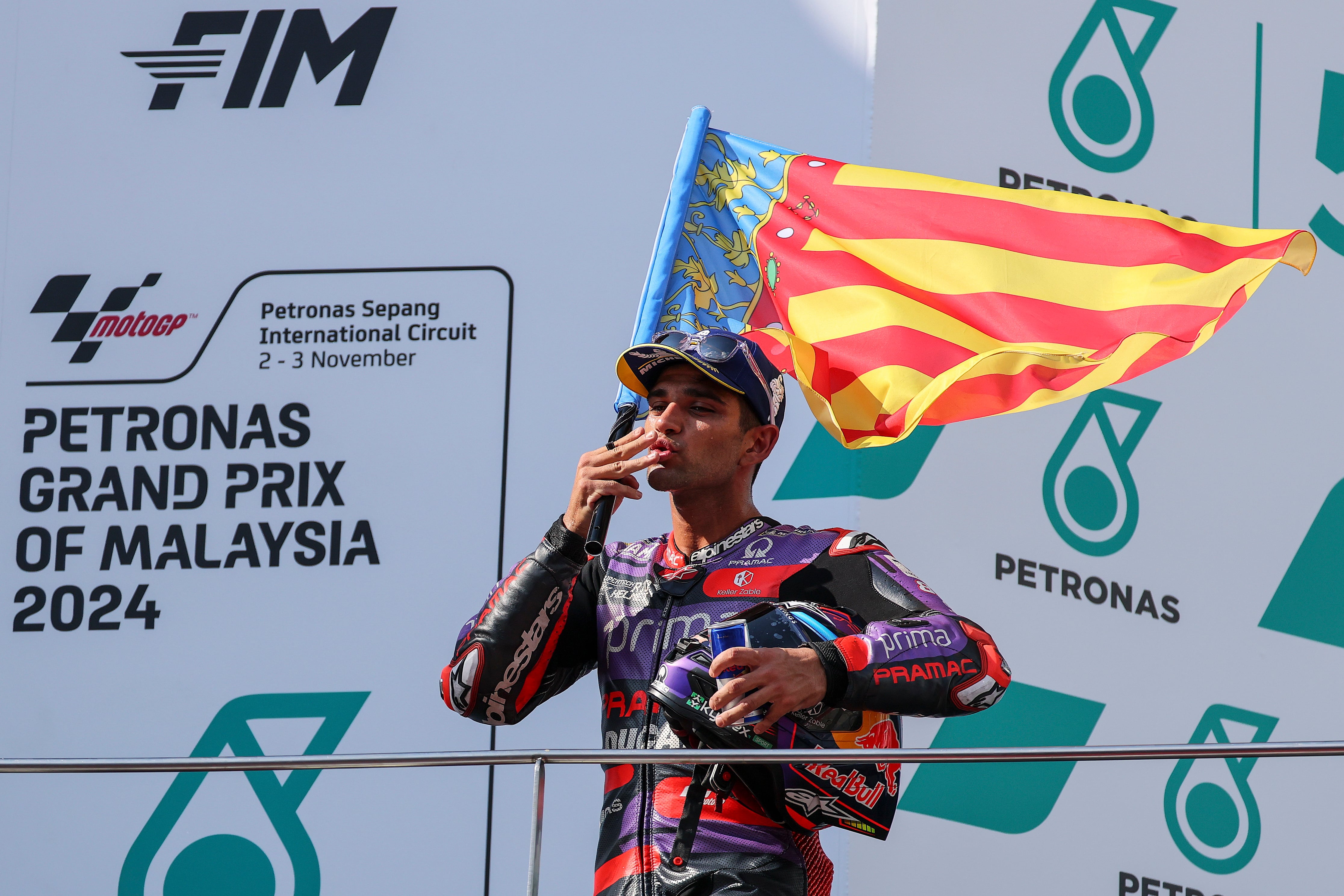 -FOTODELDÍA- Sepang (Malasia), 03/11/2024.- El piloto español Jorge Martín porta la bandera de la Comunidad Valenciana en el podio tras terminar segundo en la carrera de MotoGP del Gran Premio de Malasia de Motociclismo 2024 en el circuito de Sepang, en Malasia. EFE/Fazry Ismail
