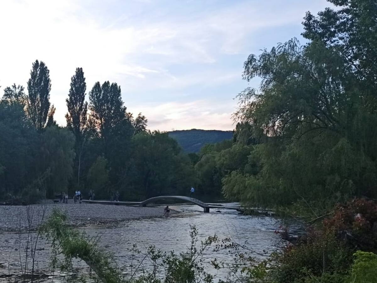 Rescatado niño de 13 años que ha caído al río Arga en la pasarela de Alemanes