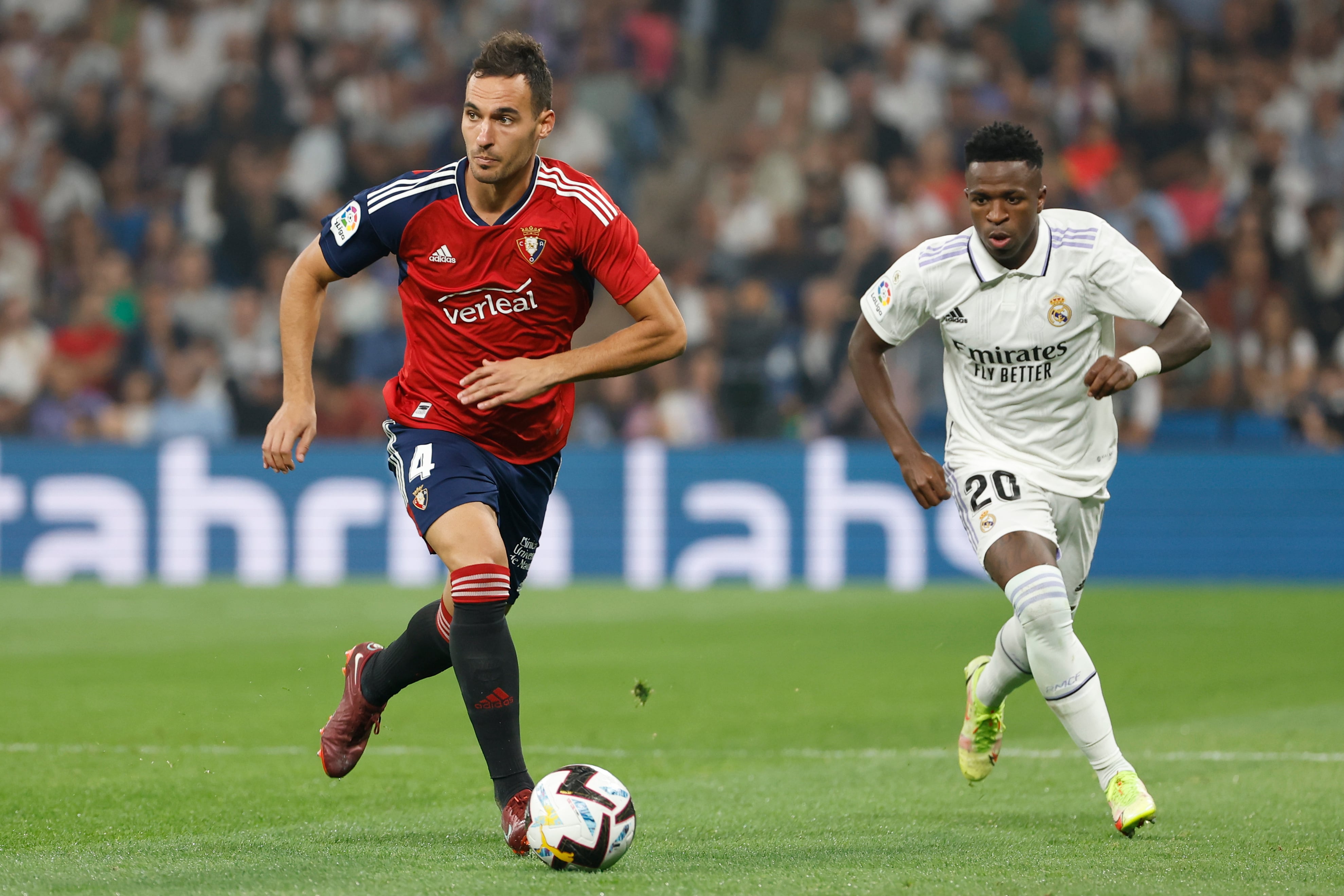 El defensa de Osasuna Unai García ante el brasileño del Real Madrid, Vinicius en el último de los dos empates consecutivos de los rojillos en el estadio Santiago Bernabéu